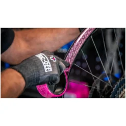 Muc-Off Tubeless Rim Tape - 10m X 25mm 5 Muc-Off Tubeless Rim Tape - 10m X 25mm -Kind Shock Verkoop 359932 02 d 775423 1