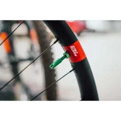 Peaty's X Chris King Tubeless Valves - MK2 - Turquoise 11 Peaty's X Chris King Tubeless Valves - MK2 - Turquoise -Kind Shock Verkoop peatys x chris king tubeless valves mk2 emerald 6 1494097 1